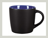 keramik-becher-innen-blau-gross-logo-aufdruck-schwarz-matt