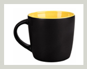 2-keramik-becher-innen-gelb-gross-logo-aufdruck-schwarz-matt