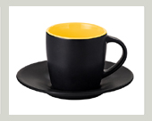 XI-5-matte-schwarze-tasse-mit-untertasse-unterteller-bedrucken-innen-gelb